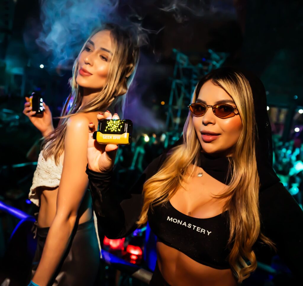 Dos mujeres en una fiesta en Barbados con vaporizadores y humo como que estuvieron usandolo
