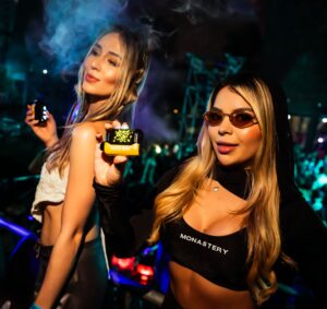 Dos mujeres en una fiesta en Barbados con vaporizadores y humo como que estuvieron usandolo