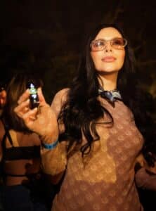 mujer con vaper en la mano